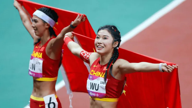 第十五届全运会女子100米栏预赛三组比赛中，吴艳妮跑出12秒98，预赛第一晋级今