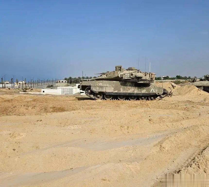 以色列军队沿着海岸进入加沙地带几公里，公布的画面显示，以军侧翼能看到大海，而且它