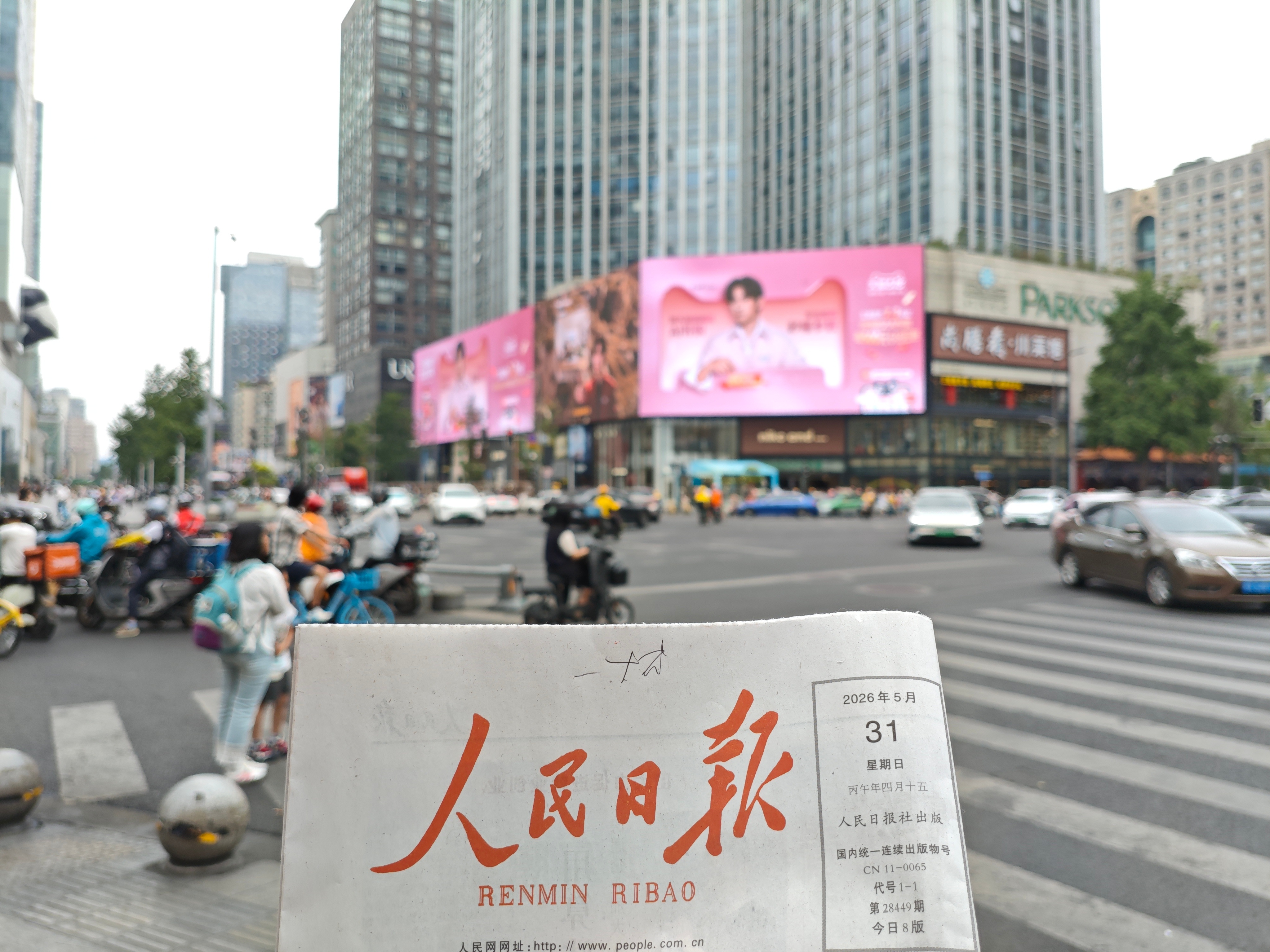 易烊千玺教你如何优雅地一键解决即日起上淘宝搜索【AI导购红包】，咨询旗舰店AI导
