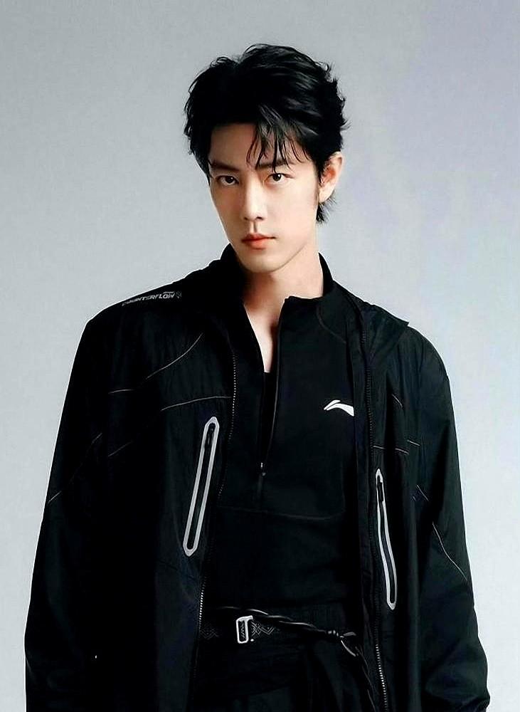 他主动要求，真打。

娱乐圈看人下菜碟是出了名的。合约快到期那会儿，多少人等着看