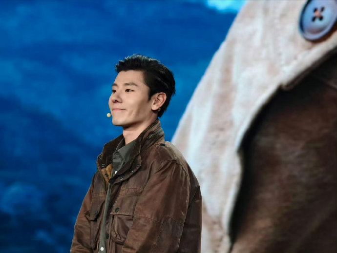 娱乐蒋奇明公路片男主真的会爱蒋奇明的线下氛围感！油腊皮巴恩风穿搭帅到不行，现场路