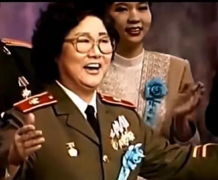 就喜欢她唱的那首《马儿啊，你慢些走》，高亢的声音， 像是万马奔腾在辽阔的草原。她