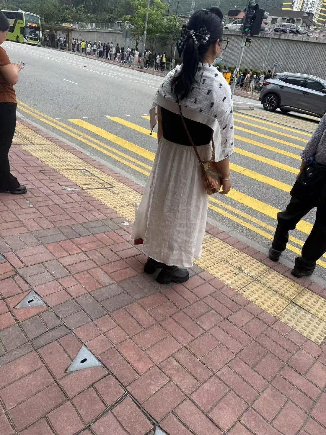 有网友遇到何太，看来没啥事了！

两夫妻吵架一起被捕，何太证件被没收无法离港，每