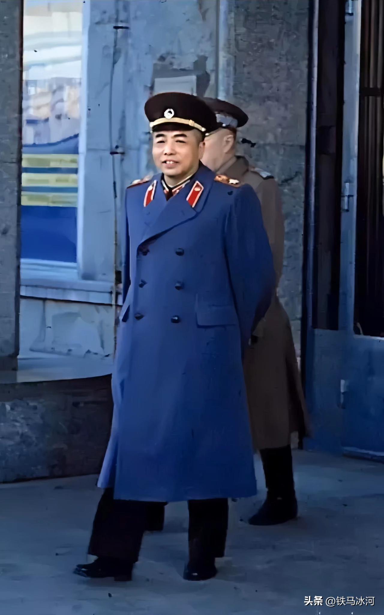 🍁1957年11月，彭德怀访苏期间留影，他身着55式元帅服，身姿挺拔、气度不凡