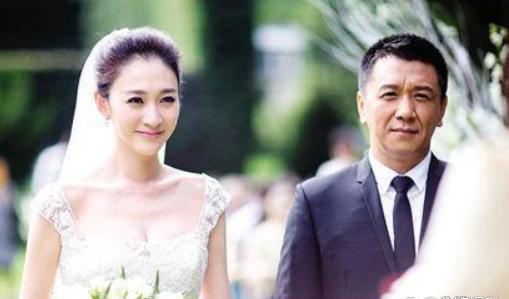 李小冉为什么要离婚？一种说法是，她前夫的经济状况出了问题。男方公开的执行标的已超