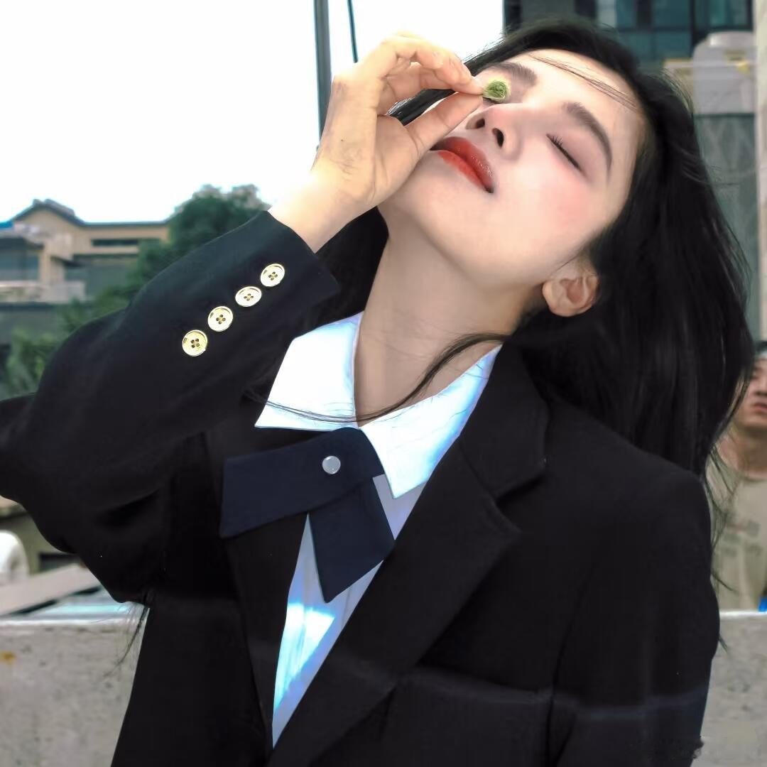 张婧仪冬天有朱韵夏天有苗靖朱韵热烈直白，敢于主动追爱；苗靖沉默坚韧，默默对抗苦难