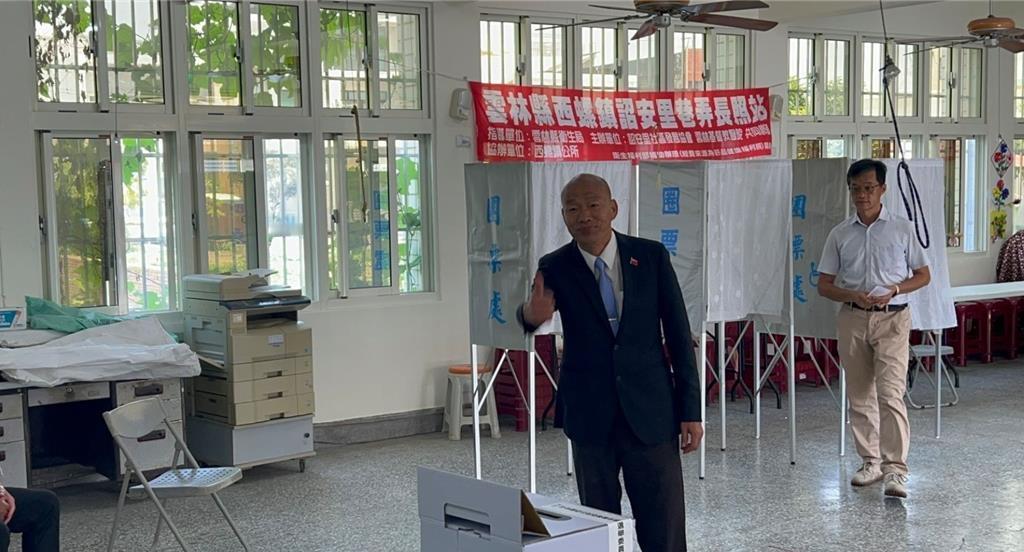 投票所空到能拍鬼片

韩国瑜一句“生意清淡真不赖”把尴尬推上热搜

他笑着进场，