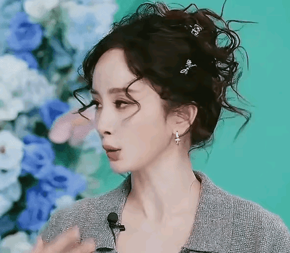 脸小就是好，什么头型都能驾驭，长发短发，直发卷发，扎起来显小，放下飘逸，就连这样