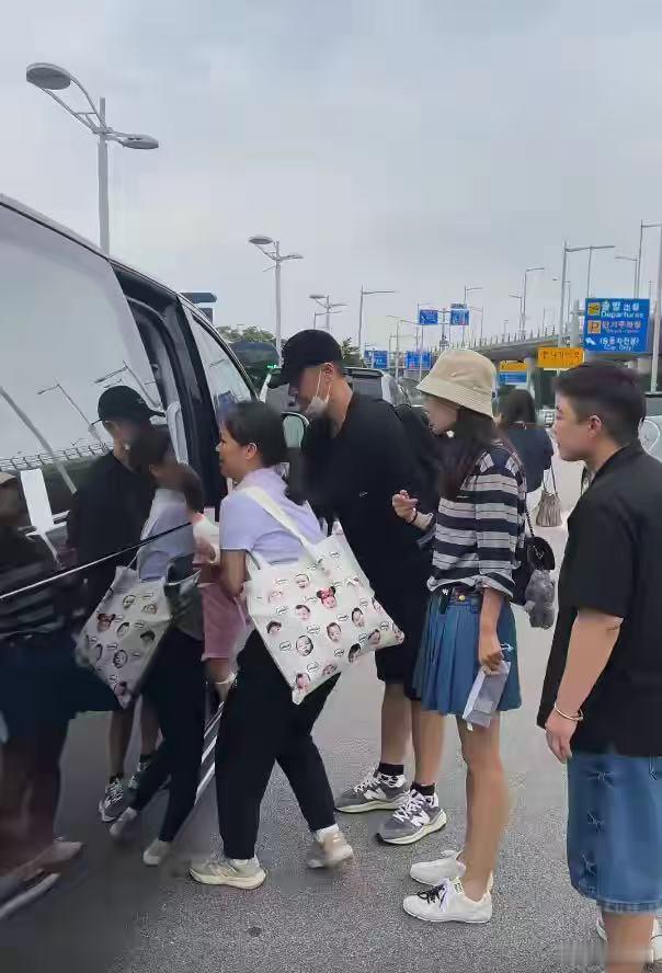 任重孙骁骁女儿正脸照首尔偶遇任重孙骁骁一家三口出游，还特意用女儿得大头照做成帆布