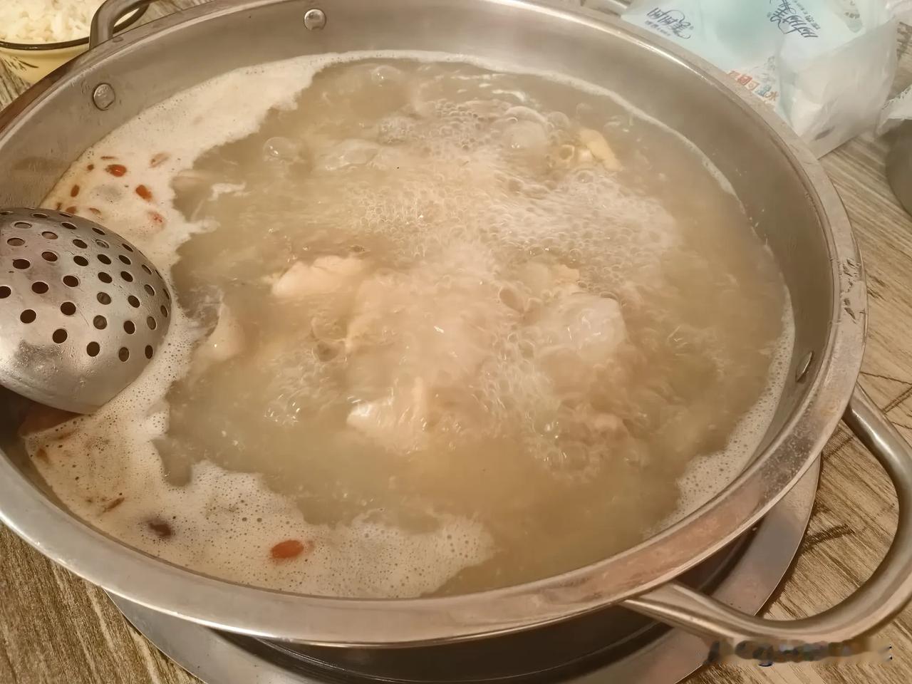 七律·夜泊靖西
朝辞花城赴滇陲，
暮抵百色月沉西。
日行千里身疲困，
夜泊靖西暂