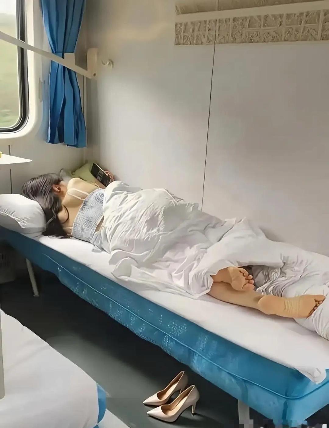 我就想问：你在她对面邻铺，你睡得着吗？哈哈……