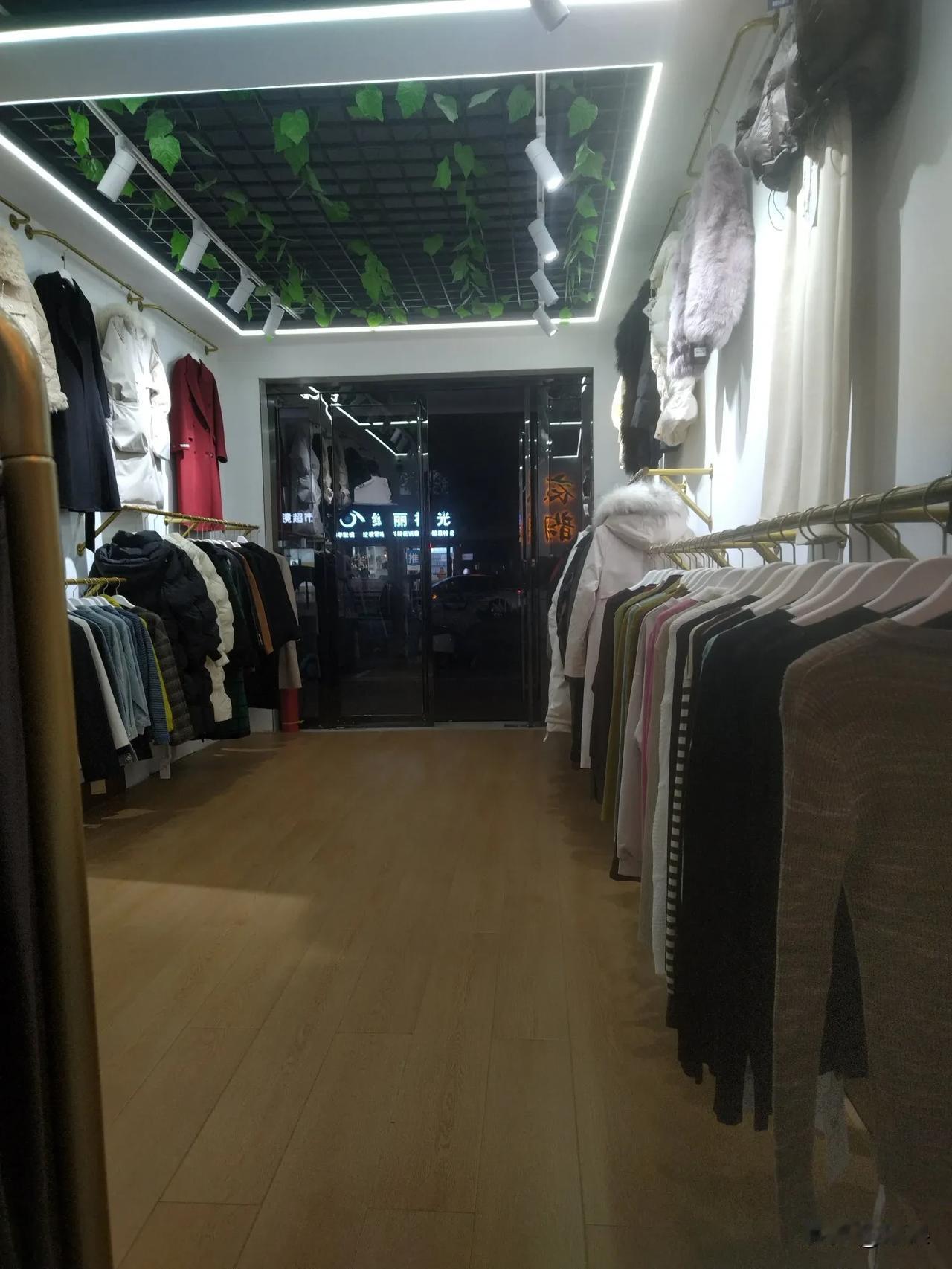 就这样的服装店，每月工资1500你会干吗？出来陪读，白天小孩在学校上学，作为陪读