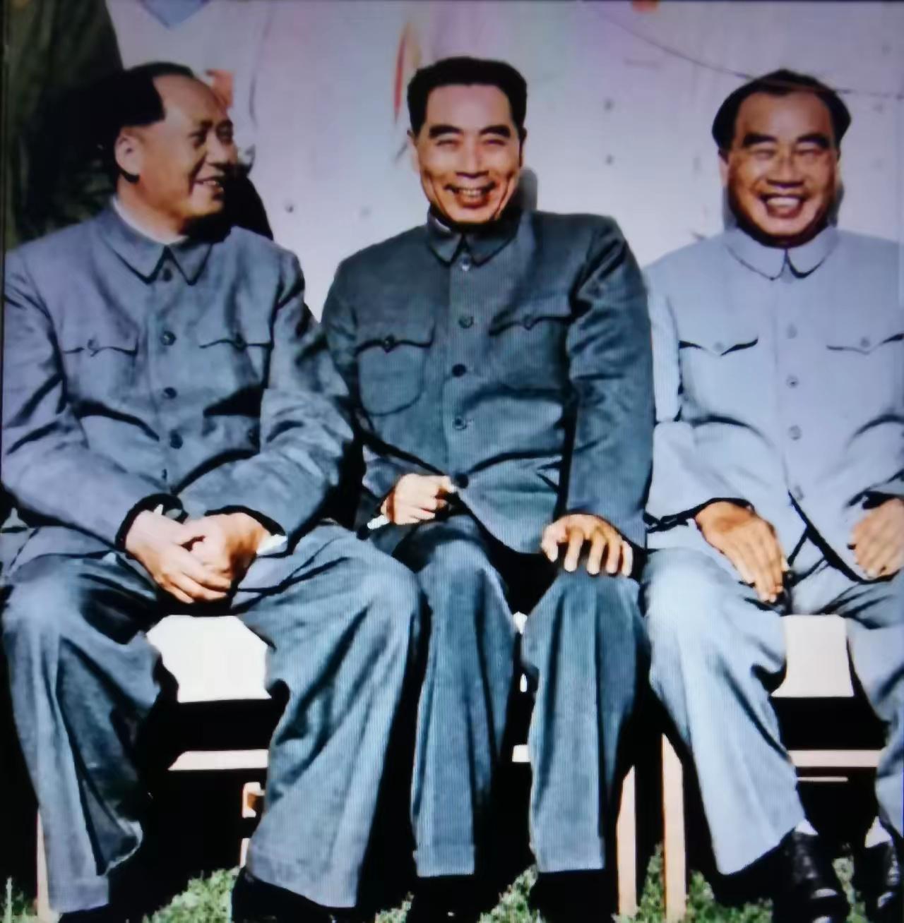 岁月留痕，领袖存史！这张经典合影，看哭无数中国人
 
一张跨越时光的老照片，定格