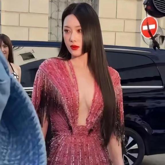 终于懂何捷不顾家人反对，执意娶张馨予的原因！
 
以前总疑惑，何捷为何顶着全家压