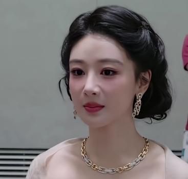杨紫白玉兰获视后，激动的热泪盈眶泪流满面，发言很感人。她的妆容粉底液更受一大波美