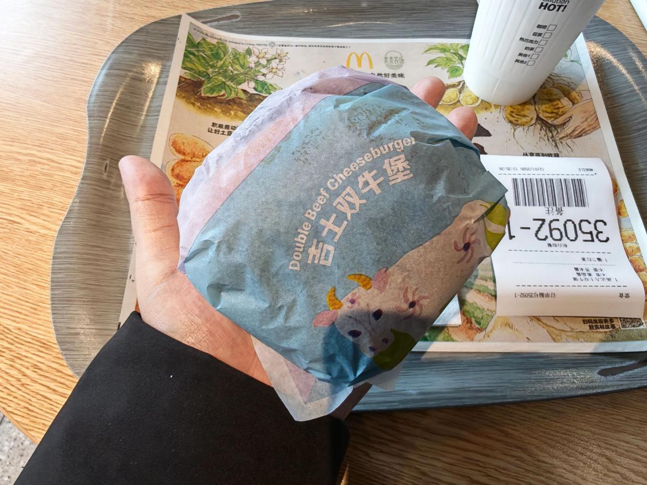 中午双层吉士堡➕锡兰红茶，晚上玉米一根