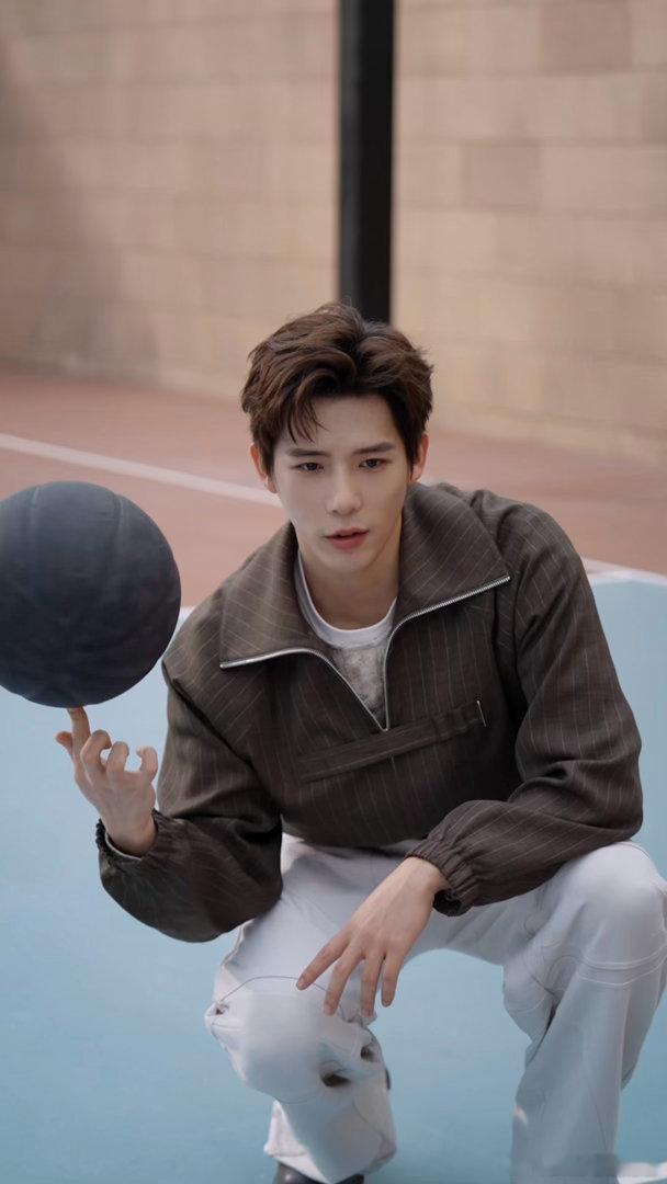 王安宇姚安娜二搭就这么有梗王安宇给姚安娜和烟花拍合照 烟花炸开时王安宇举着大阔折