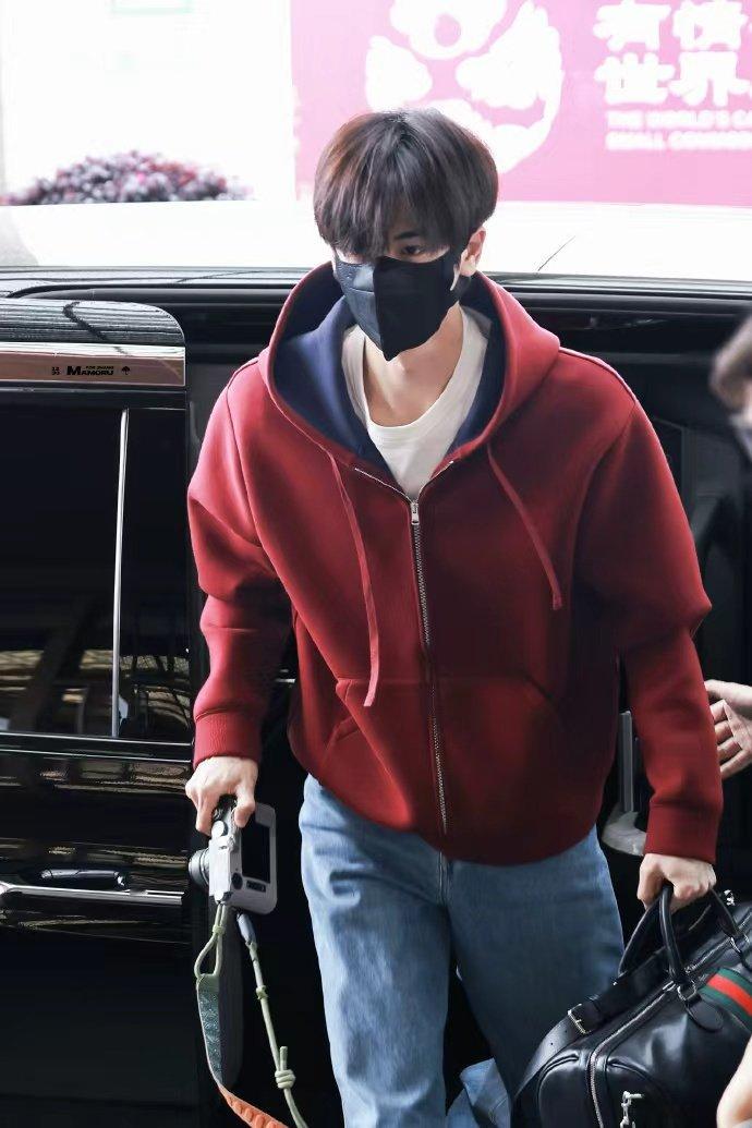 张凌赫顺毛红衣完全男大 张凌赫穿红色 张凌赫顺毛红衣完全男大，张凌赫穿红色真的很