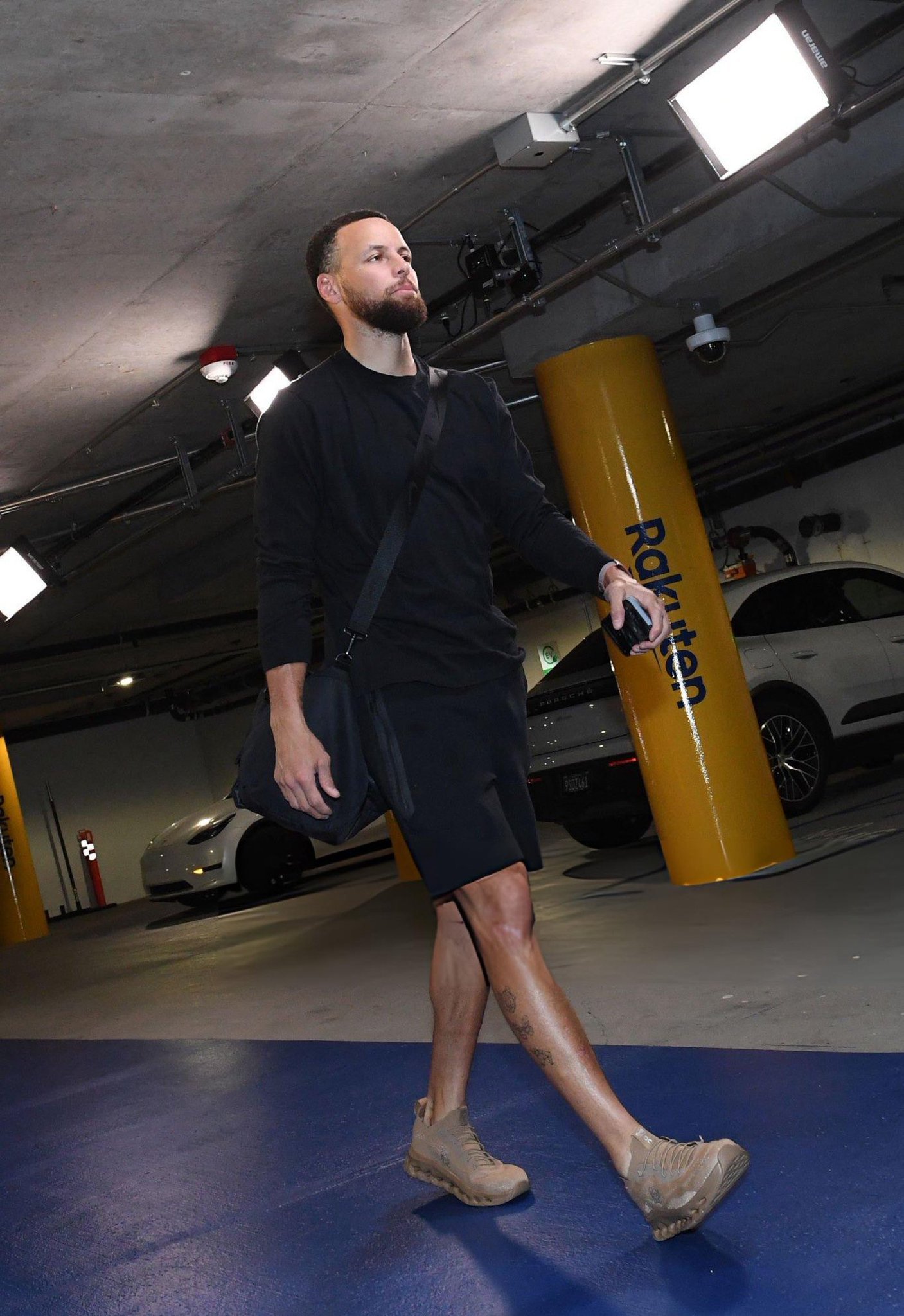 斯蒂芬·库里今日上脚 ON 与 LOEWE 联名的 Cloudtilt “暗沙”