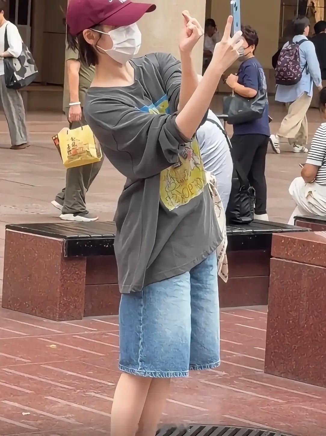 上海偶遇IU逛街啊啊啊啊啊前两天还说，上海的粉丝们有福了，结果今天真的有人偶遇I
