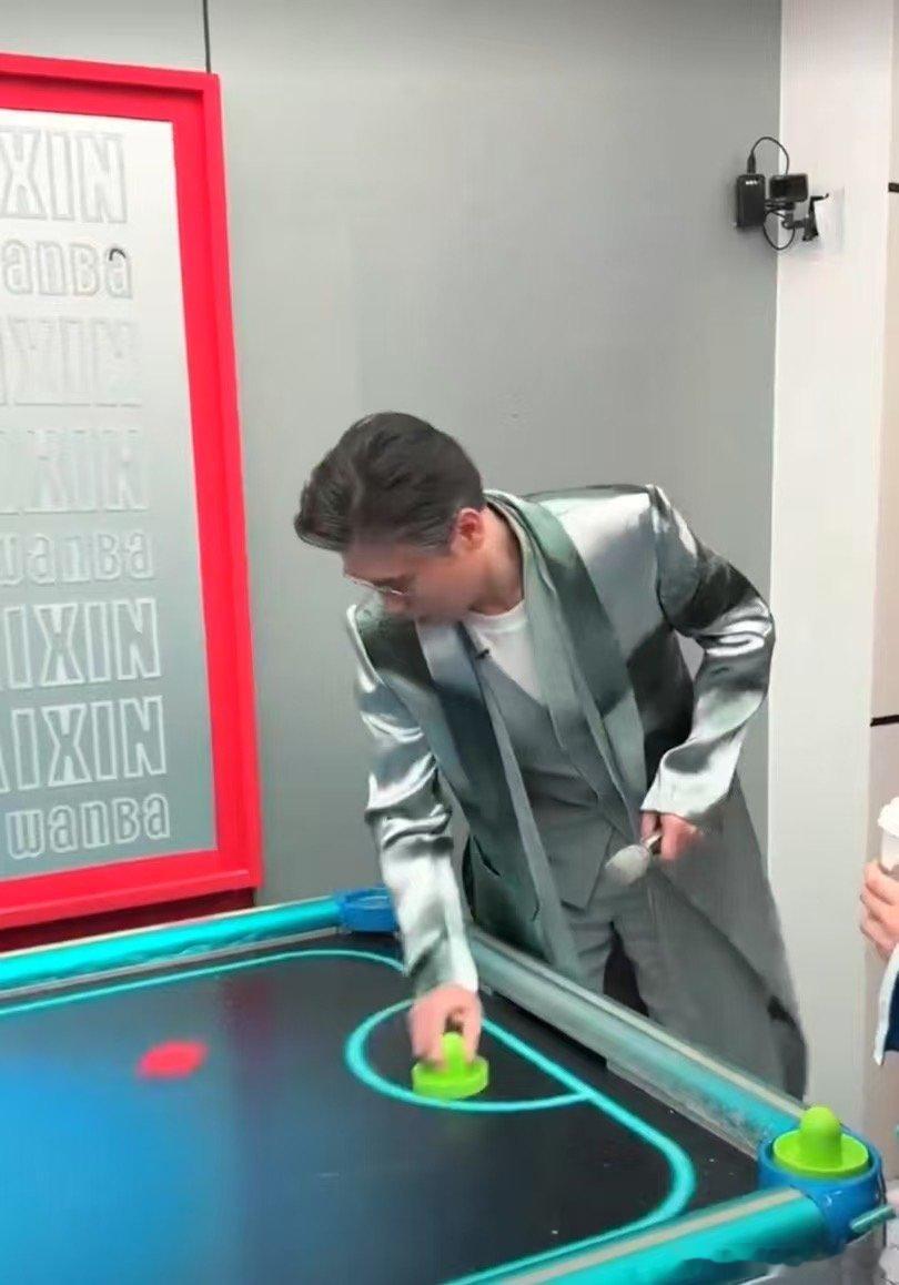 李乃文丁程鑫hi6玩桌上冰球赵小棠输赢全靠一张嘴家人们，速看「开xin玩吧」桌上