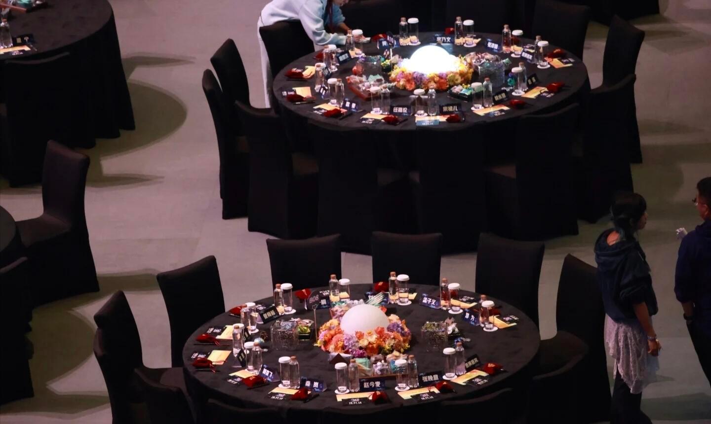 爱奇艺尖叫之夜内场座位出来了！两张主桌C位分别是白鹿、杨幂。 