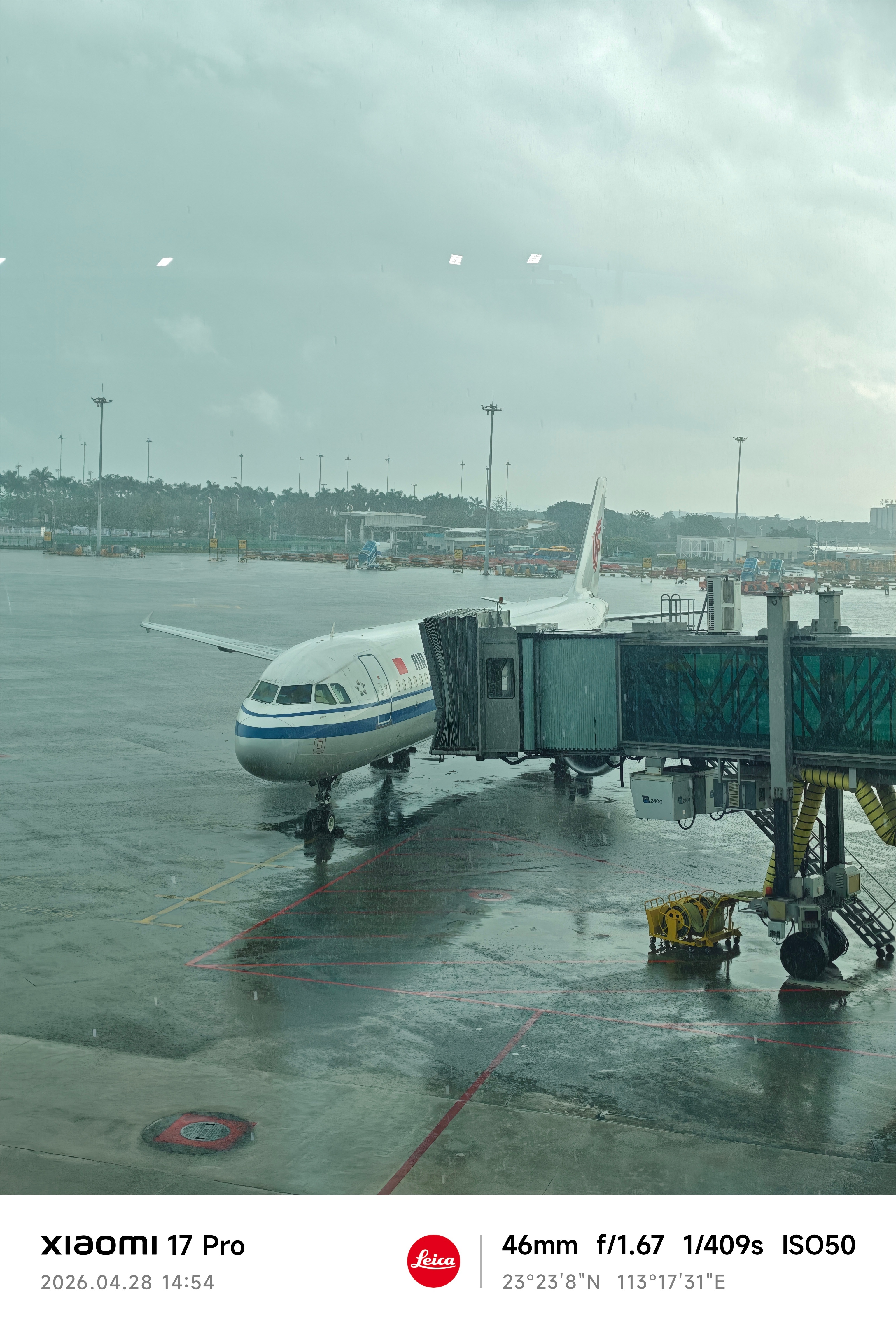 外面下着雨 广州·广州白云国际机场