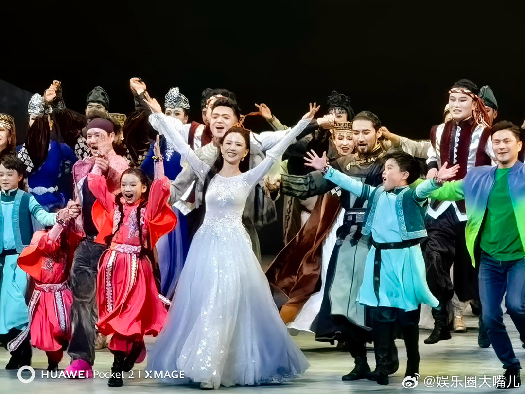 佟丽娅小酒窝同台跳舞 佟丽娅带着小酒窝的同台舞蹈太戳人！《在远方在这里》里她节奏