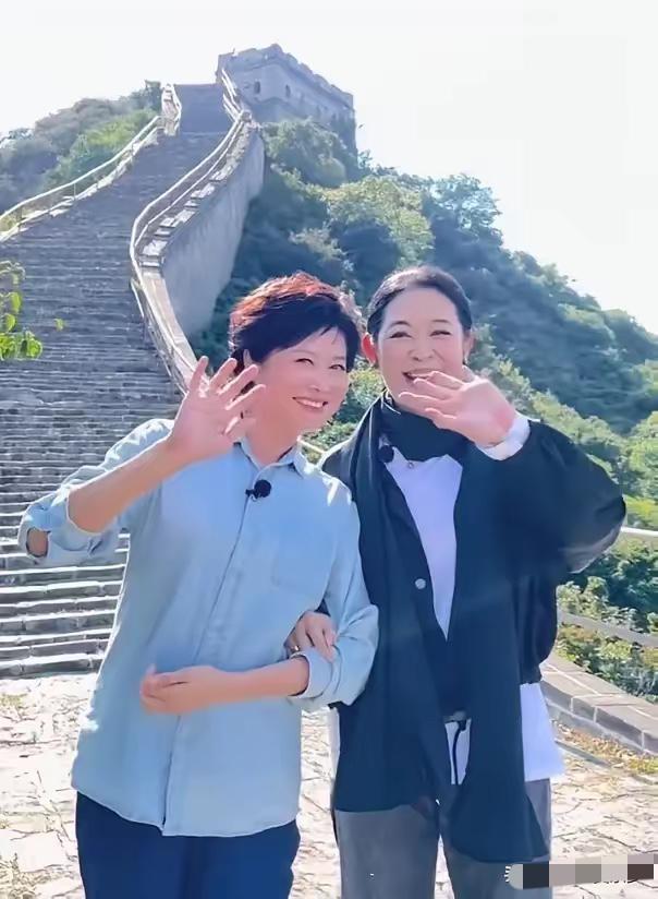 敬一丹大姐和倪萍二位大姐合影，非常有气质