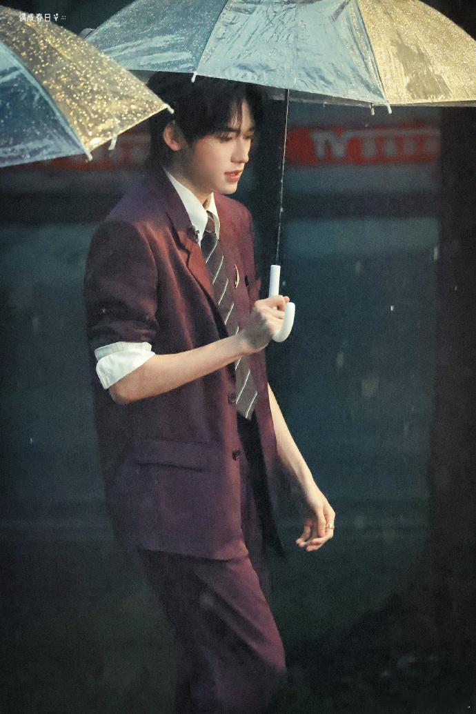 宋亚轩撑伞神图雨中的宋亚轩港男味 宋亚轩撑伞神图，雨中的宋亚轩港男味，谁看了不说