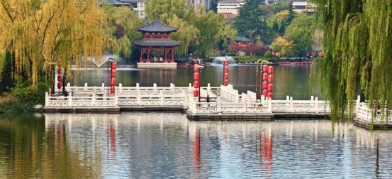 【陕西秋景那必须给到夯 】金秋时节，大唐芙蓉园内碧水映楼阁，银杏染金辉，展现出一