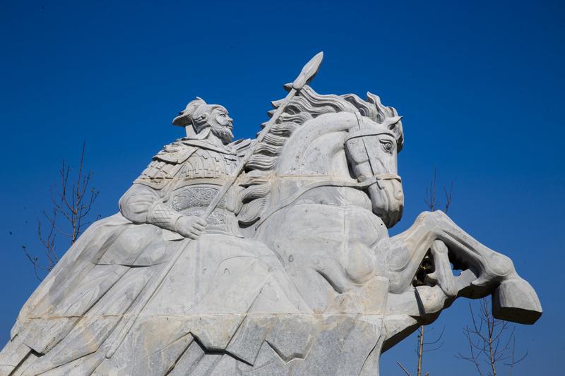 刘邦和项羽楚汉争霸，最终刘邦胜出，他到底比项羽强在哪？
政治智慧上，刘邦完爆项羽