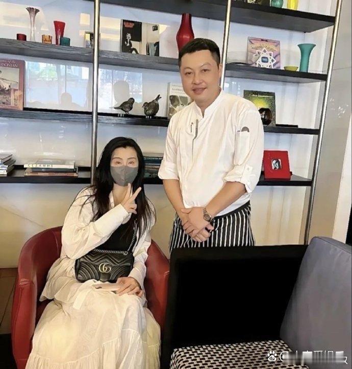58岁王祖贤住酒店被偶遇，穿小白裙似28岁，她即使老了，也是人群中最亮眼的存在 