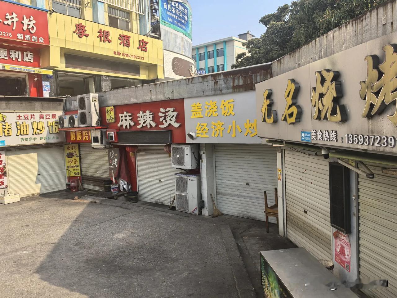一张图记录冬日生活现在经济都差成什么样子了，这么大的县城，大中午时间，广场附近的