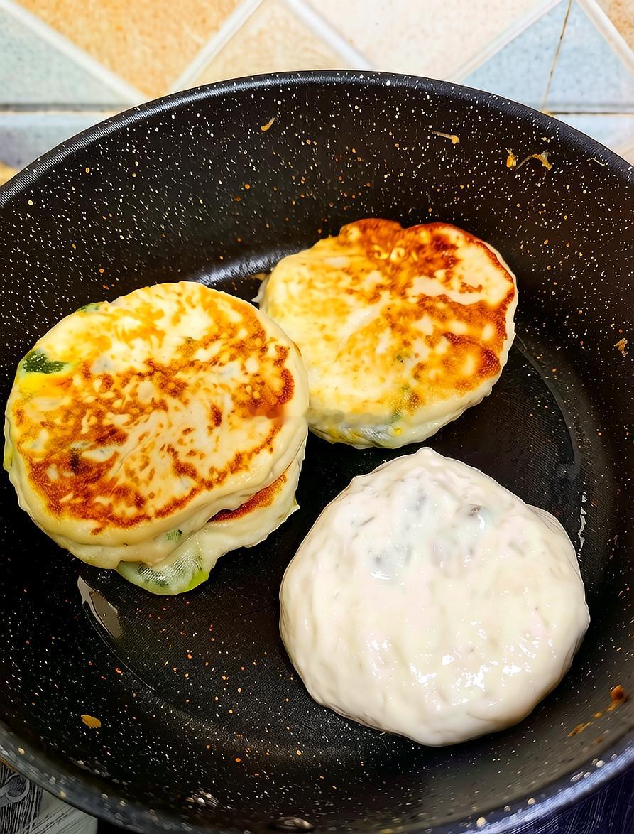 早餐：骨汤面+韭菜饼+黑芝麻饼。纯牛颈骨汤做的面汤底，就加了点自制的油辣椒、胡椒