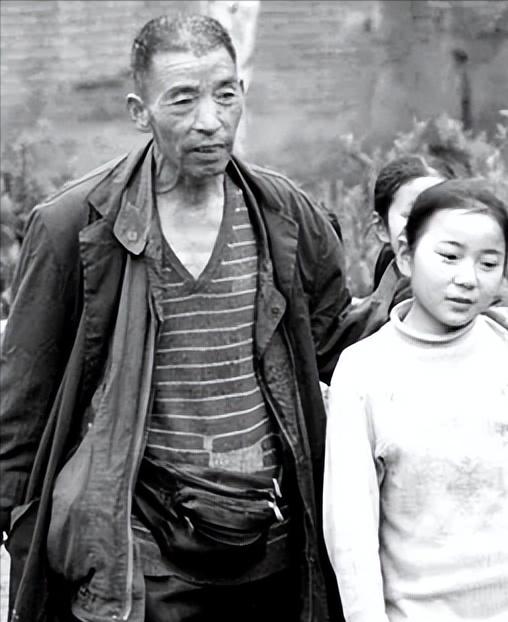 1992年，武汉小摊贩2年捡到2个女婴。为了抚养她们长大成材，他做3份活，终生未