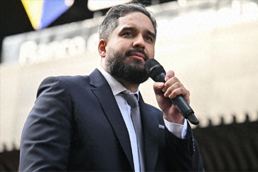 2月12日，纽约布鲁克林拘留中心，被关押的委内瑞拉总统马杜罗打电话给儿子格拉，让