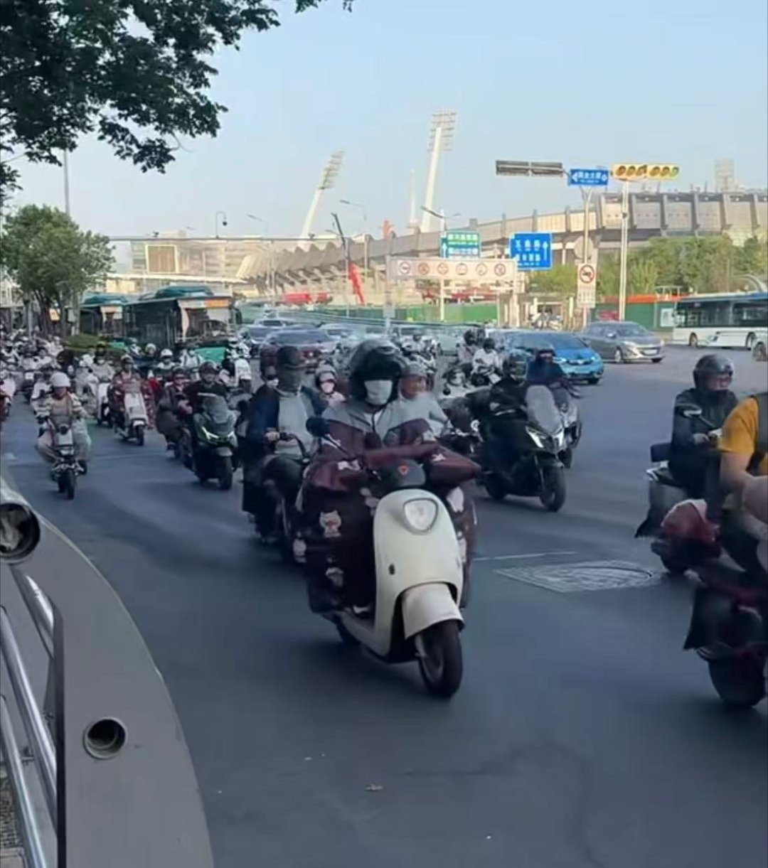 油价上涨电动车成出行新宠油价居高不下，开油车出门总担心花费太高。电动车电价平稳、