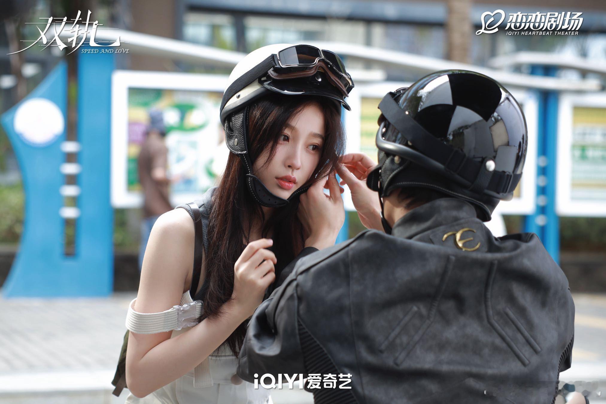 手指碰了一下俩人眼神全乱了 指尖相碰的瞬间太戳心！慌乱反应真实自然，没有表演痕迹