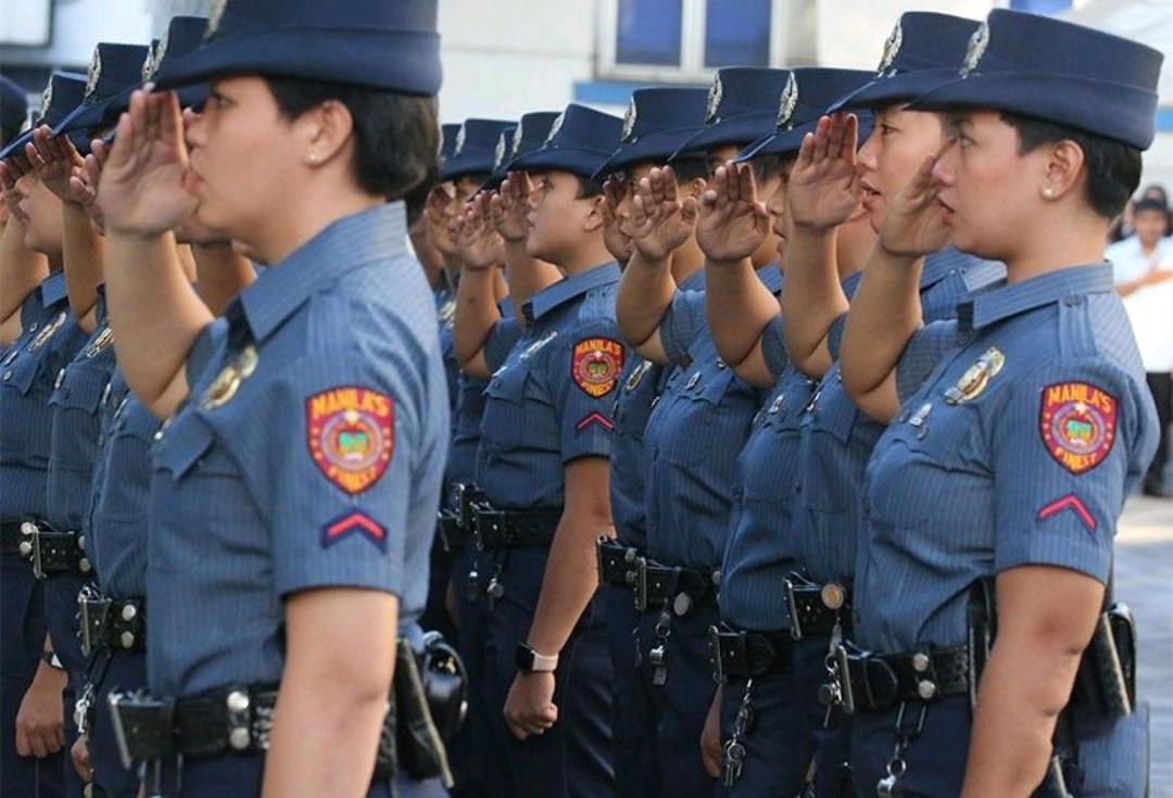 菲律宾媒体消息，2025年8月17日，菲律宾两名警员以喝咖啡为由诱骗一名执勤女警