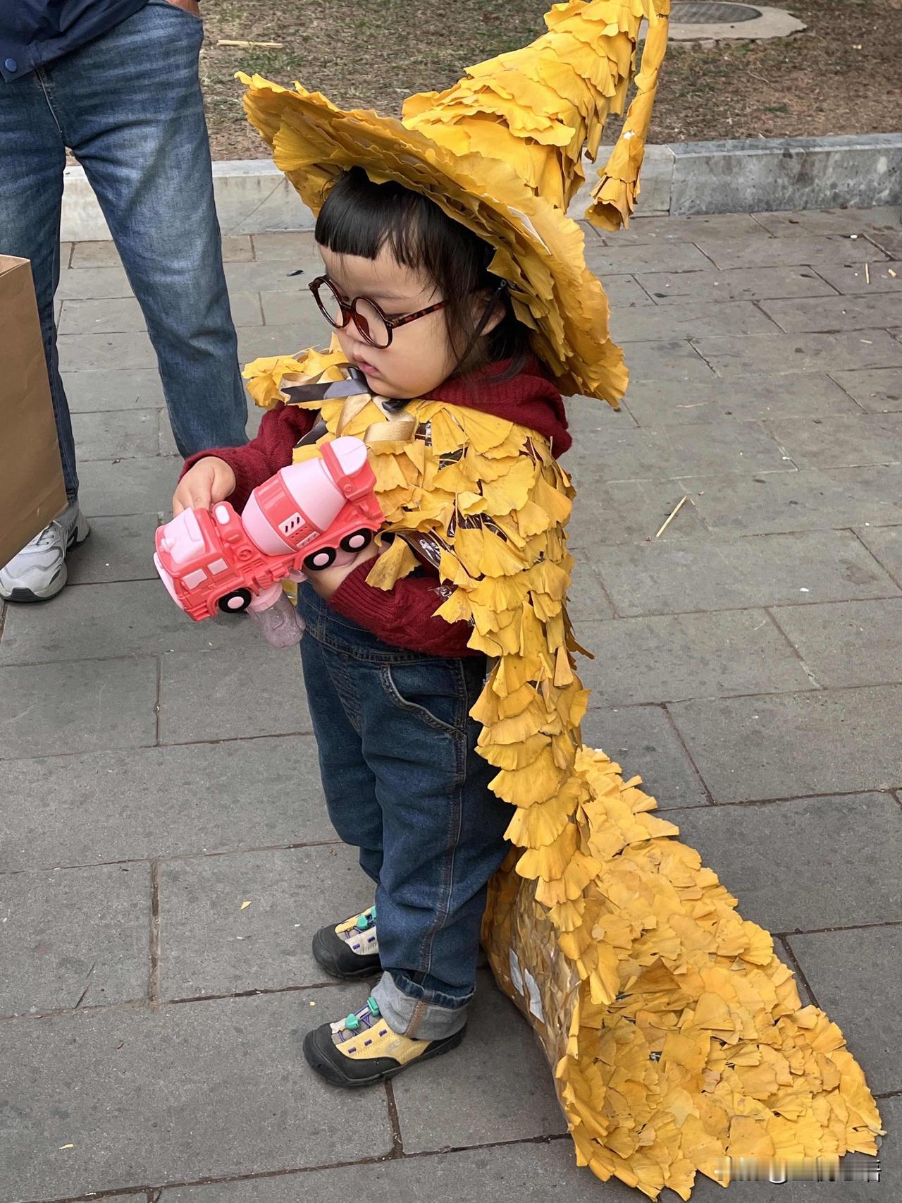 11.10在地坛公园偶遇的小宝贝！

真的要被萌化了！
圆乎乎的小脸，
眼睛亮得