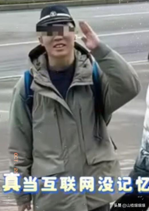 陈宇昕这小子被遣返回国了。

网上流出的画面里，他头戴带徽章的帽子，身穿军绿色冲
