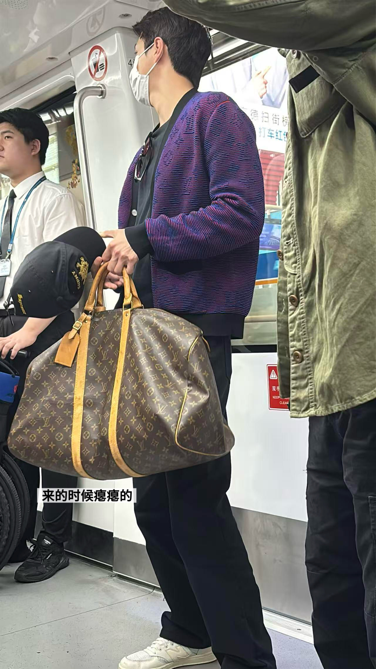 吴世勋看起来进了很多货并拒绝了浪味仙诱惑[doge]吴世勋来回包包对比 吴世勋大