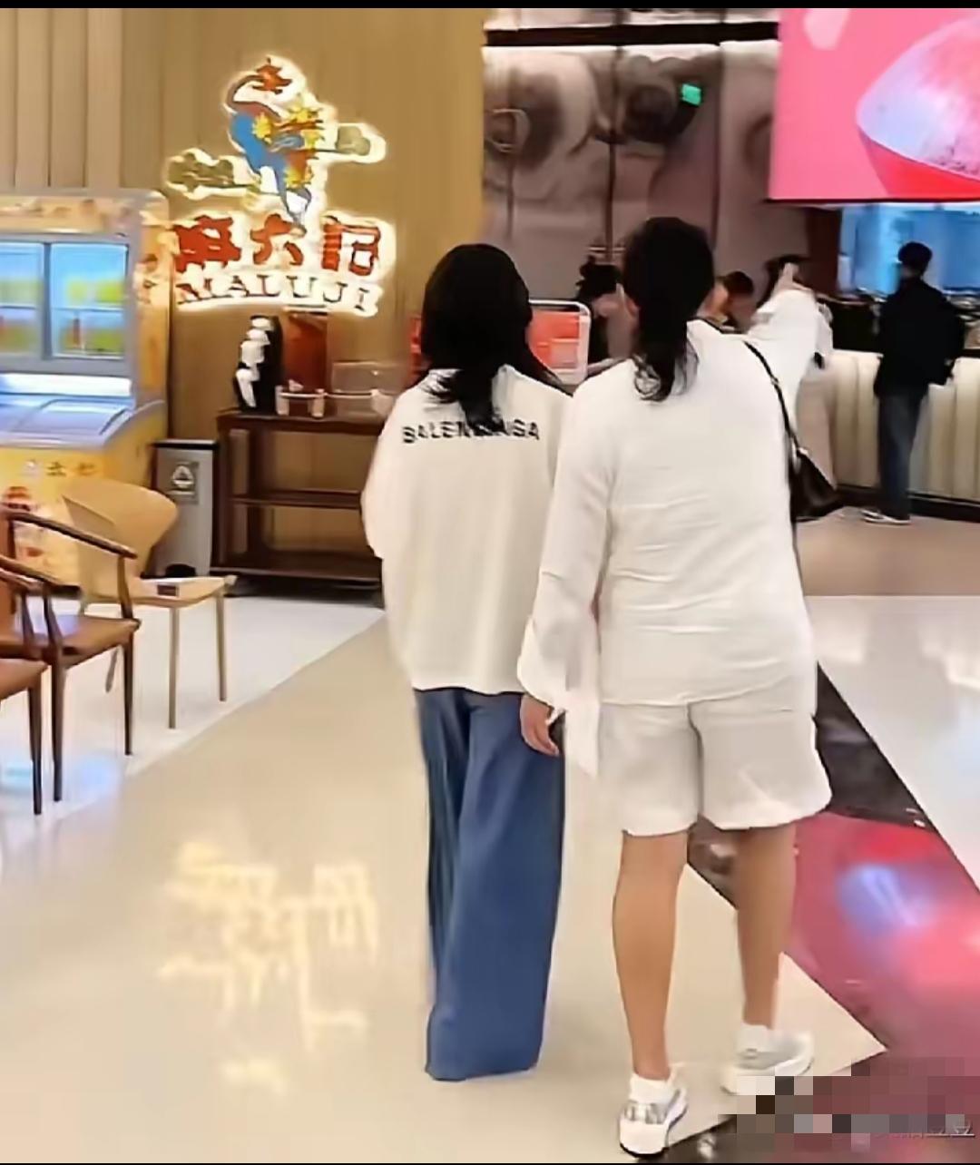 张兰陪着暑假归来的小玥儿开启麻六记巡店模式！

看的出来，兰姐是发自内心的疼爱玥