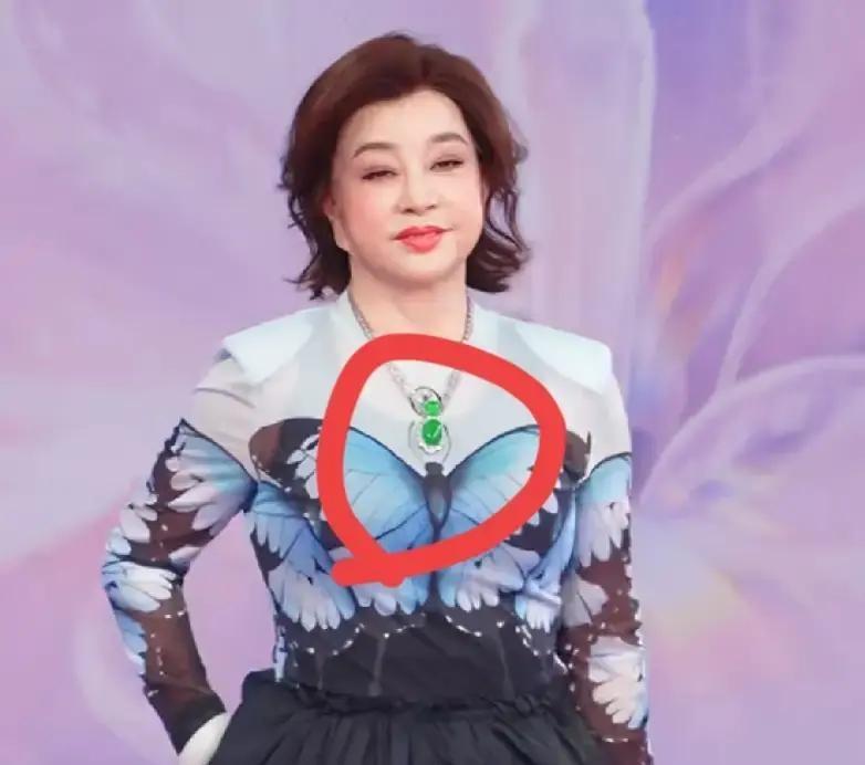 平常看那些大明星走红毯，一个个脖子上珠光宝气的，其实圈子里有个心照不宣的规矩，这