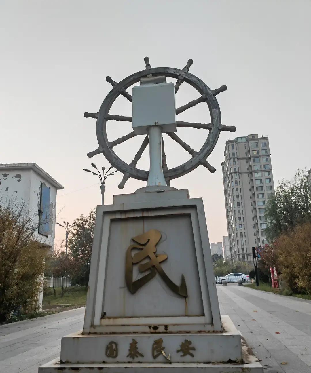 我认识一个特别有个性的女人。
 
现在她快四十了，家里两个孩子上学，男人常年外地