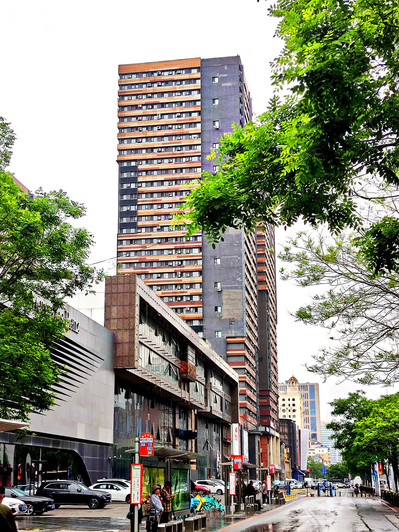沈阳铁西街景一观
    日前在沈阳建设大路兴工街等候公交车，随拍街景一组。建设