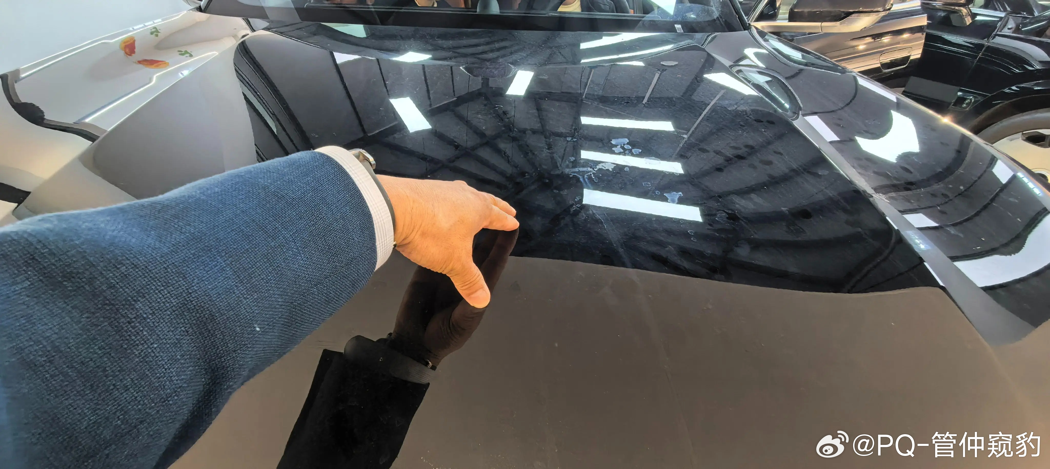 轻易不要按某8的机盖会给你奏乐也许他们会说【这是为了行人保护的头部碰撞】你可以这