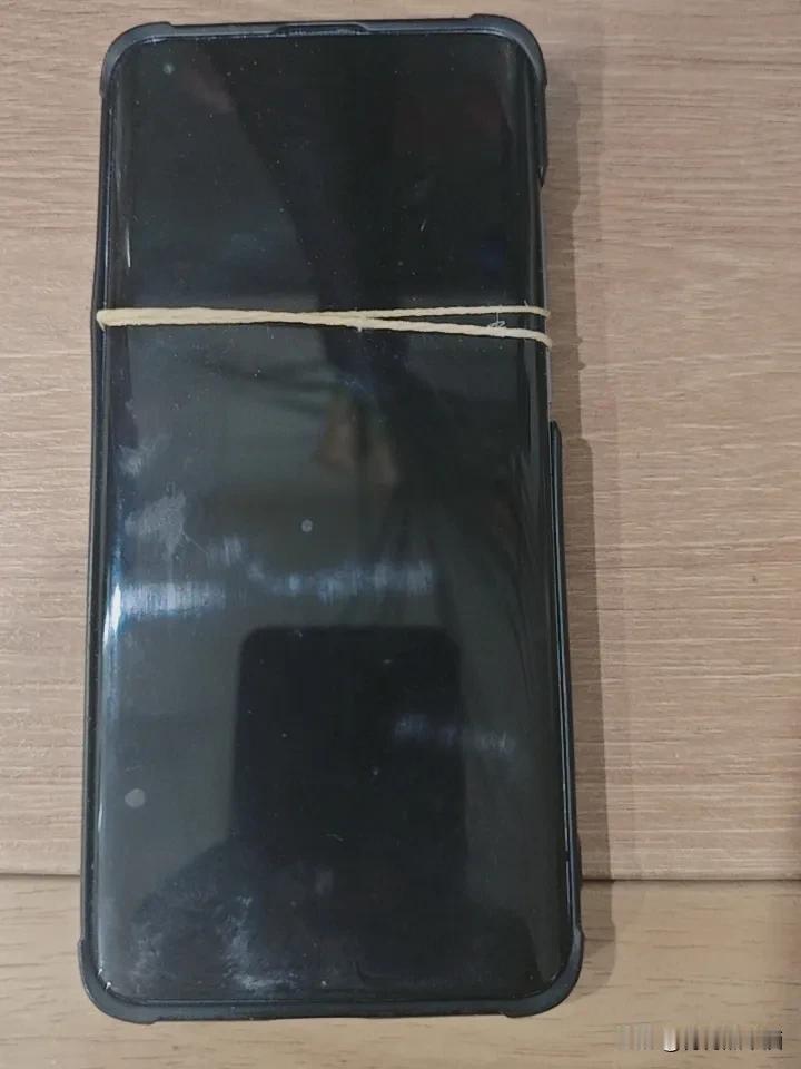 小米8，现在家里老人在用，都还好，就是年代久远，流畅度已经不行了；
小米10用了