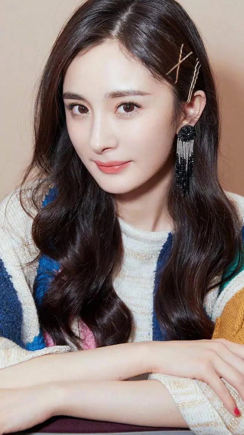 杨幂 支持女儿而不是控制她当孩子试探性询问“以后可以当画家吗”，她直接回应“可以